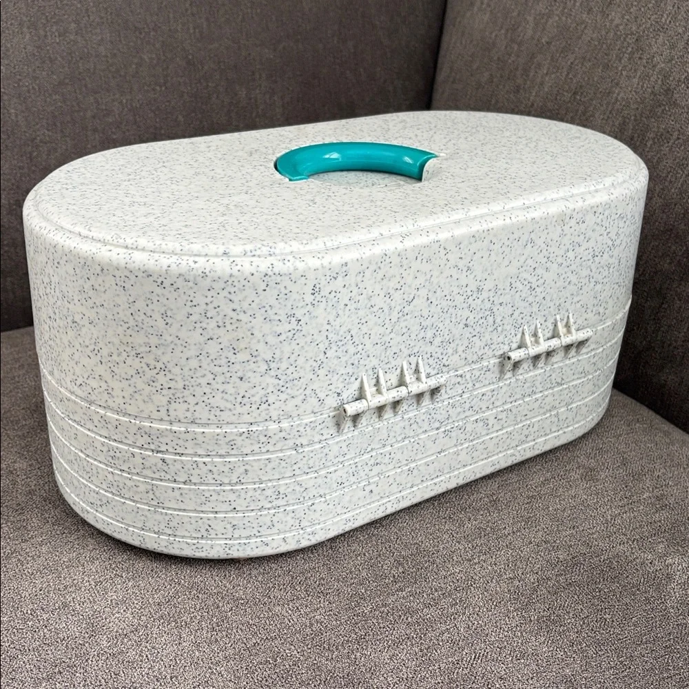 Vintage 90s large oval Caboodles makeup case